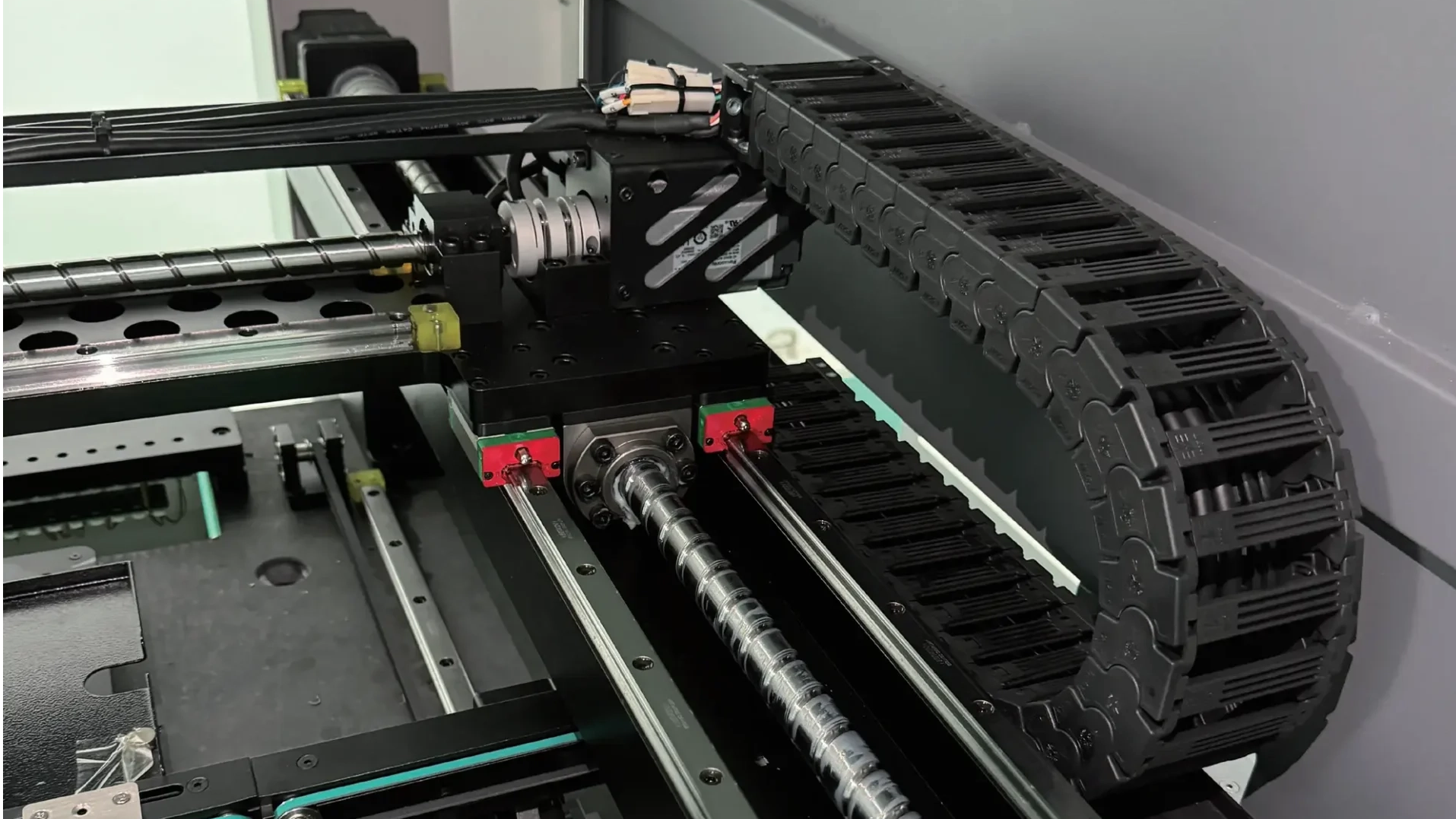 Tube Light Pick And Place Machine2_1915_1077.jpg