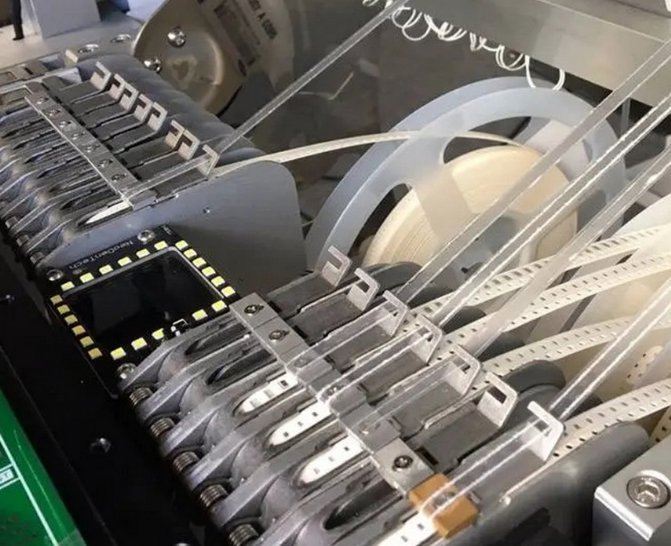 Choosing Between SMT And Tray Feeders